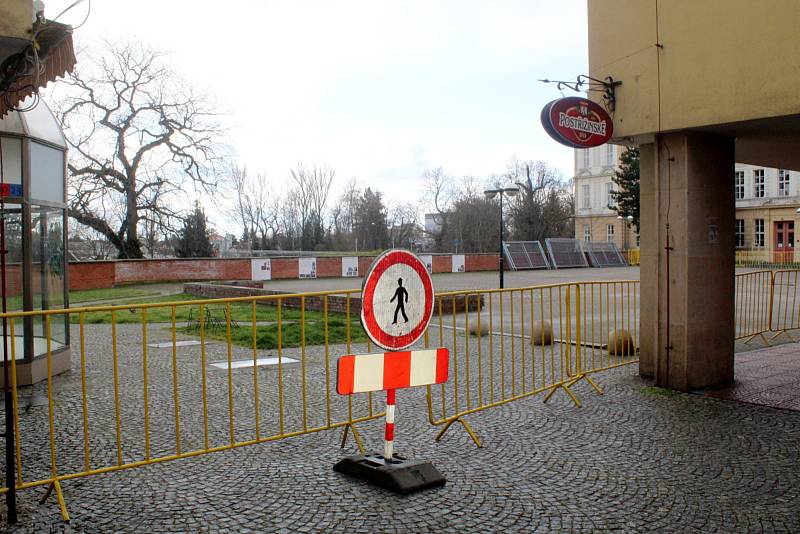 Žluté kovové hrazení ze všech stran znemožňuje od úterý přístup na terasu u Elišky v centru Nymburka. Místo, kterým denně procházely stovky lidí, je nutné obcházet.