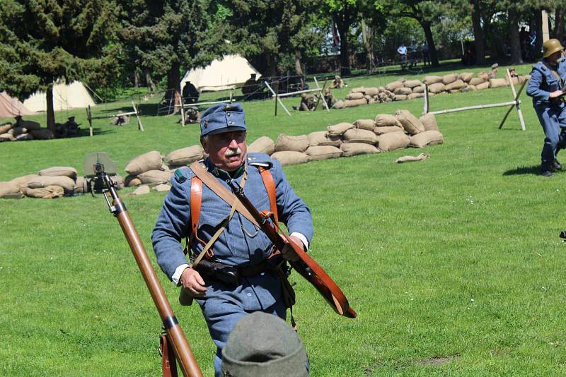 Členové klubů vojenské historie a legionářské obce z celé České republiky připomněli pod nymburskými hradbami události z července roku 1917.