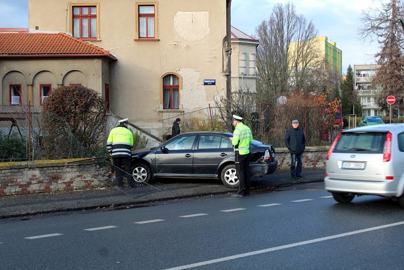 Po smyku skončil řidič v plotu rodinného domu.