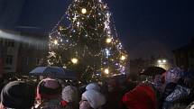 Od nedělního večera svítí na nymburském náměstí Vánoční strom.