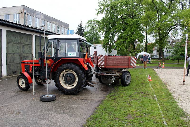 Krajské kolo jízdy zručnosti traktorem se konalo na Střední zemědělské škole v Poděbradech.