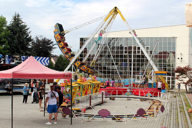 Na lyském výstavišti je k vidění až do neděle výstava Květy a Festival umění. Ve venkovních prostorách jsou připraveny pouťové atrakce.