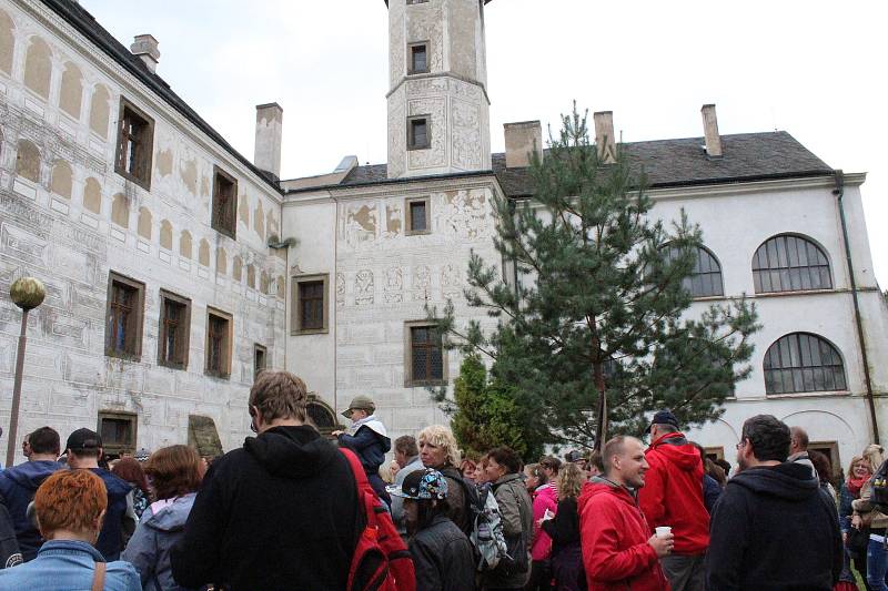 Dožínkovou slavnost V zámku a v podzámčí uspořádalo Polabské muzeum společně s obcí Přerov nad Labem a majitelem zámku Českým rozhlasem už tradičně ve skanzenu a přilehlém zámku.