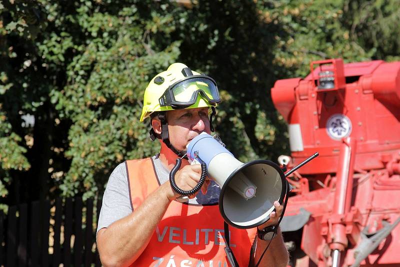 Atmosféra při vytahování lávky přímo při akci na břehu pod Eliškou.