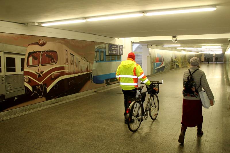 Podchod u nádraží, který spojuje centrum města od lázeňského parku se čtvrtí Žižkov, má nově vymalované stěny.