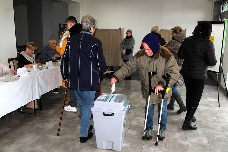 Mezi prvními byli hlavně senioři, ale přišli i zástupci střední generace a jeden mladší pár.