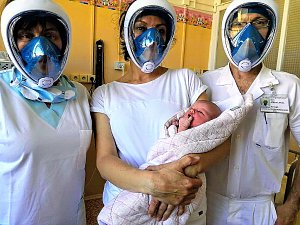 Celoobličejové masky s filtrem jsou účinným ochranným prostředkem. Nymburská nemocnice jich od týmu z ČVUT získala zatím 40, dalších 100 dostane.