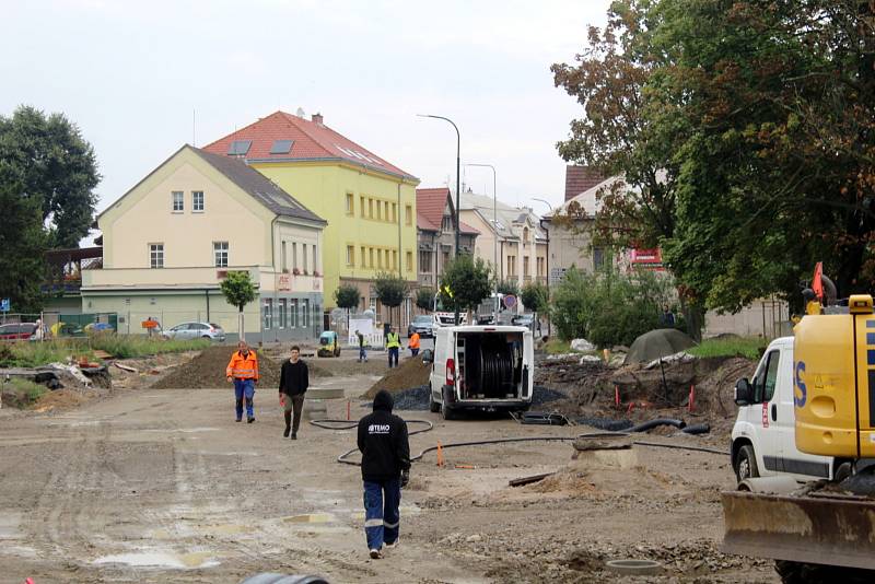 Po výměně firmy se práce na stavbě druhého kruhového objezdu daly rychle do pohybu.