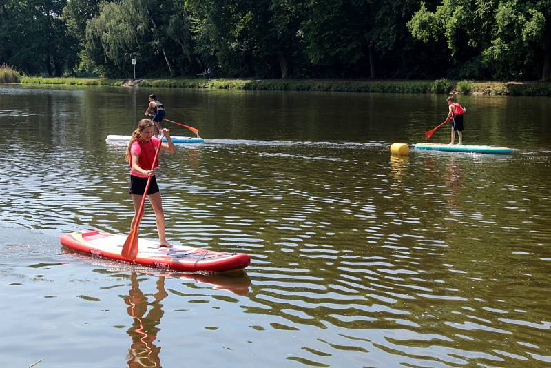 Sportovní týden pro nymburské děti připravili organizátoři na nymburském Vesláku. Ve středu dorazili šesťáci ze všech základních škol.