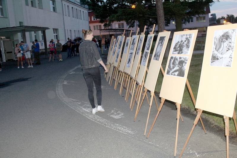 V areálu městecké nemocnice byla vidět i výstava fotek Matěje Majerčina.