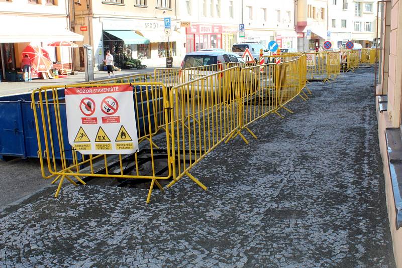 Aktuálně pracují dělníci souběžně na druhé a třetí etapě opravy ulice na pravé straně z pohledu od náměstí.