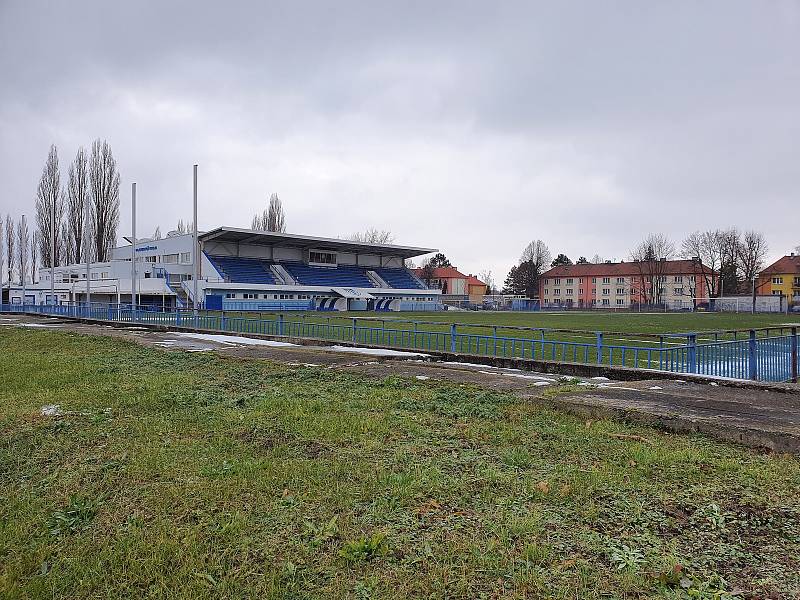 Zimni stadion leží hned vedle fotbalového hřiště, atletického oválu a aquaparku.