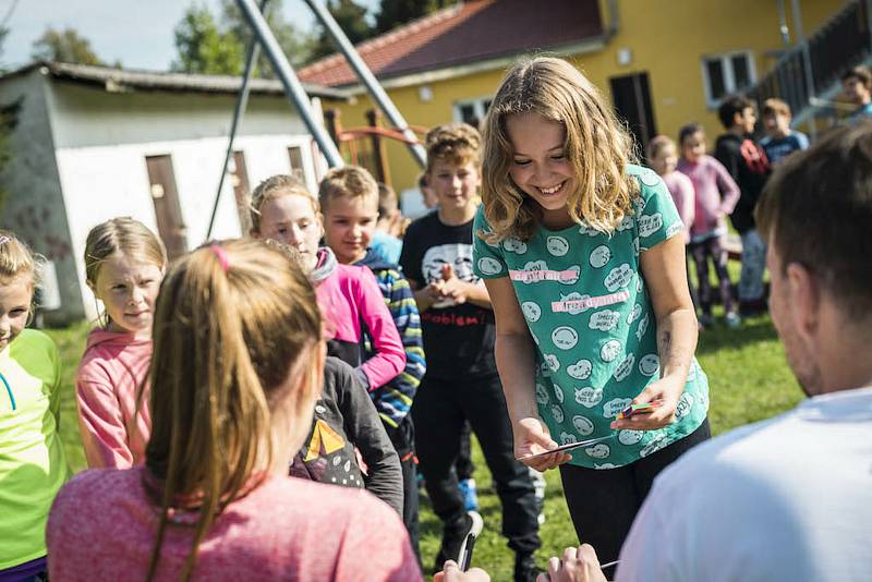 Beachvolejbalistka Kristýna Hoidarová Kolocová trénovala děti v ZŠ Hořátev.