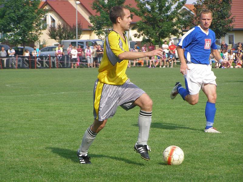 Z fotbalového utkání okresního přeboru Pátek - Městec Králové (0:4)