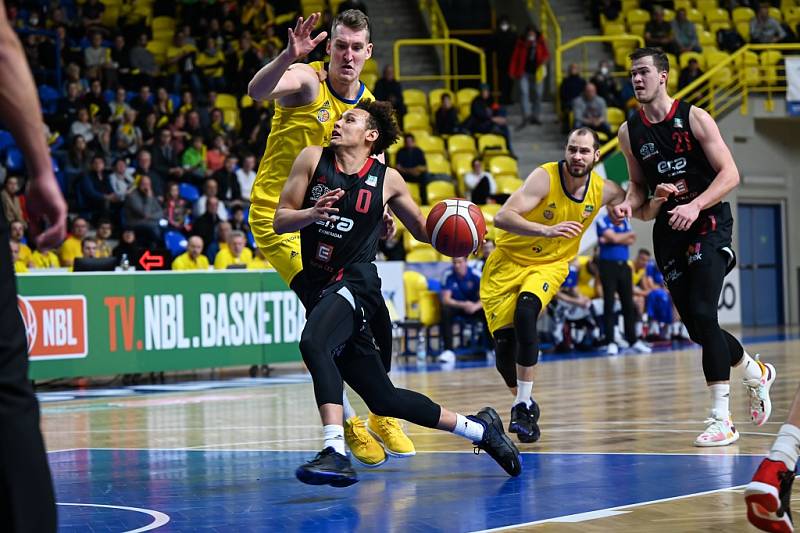 Z basketbalového utkání Kooperativa NBL Opava - Nymburk (100:98)