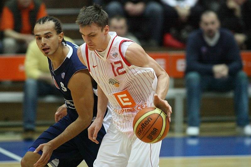 Z basketbalového okresního derby Mattoni NBL mezi Nymburkem a Poděbrady (94:66)