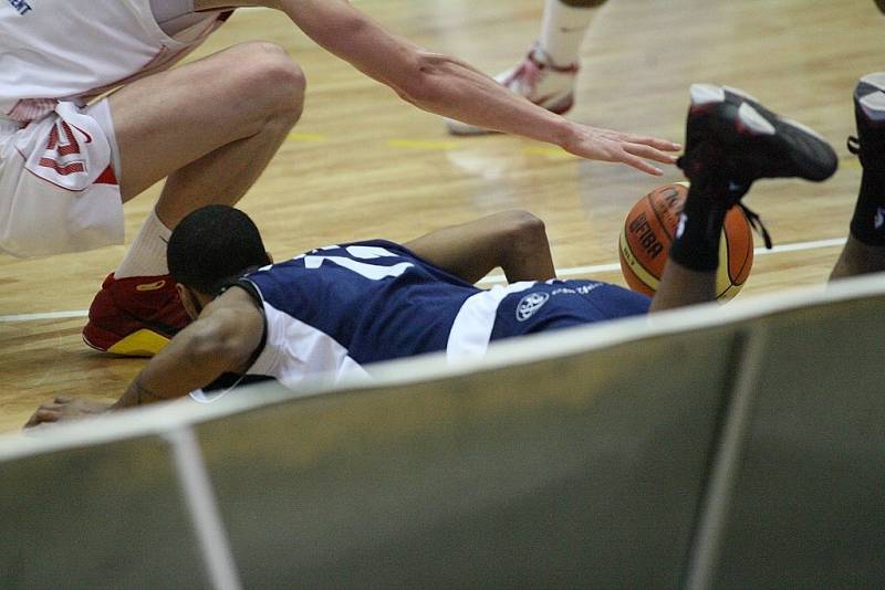 Z basketbalového okresního derby Mattoni NBL mezi Nymburkem a Poděbrady (94:66)