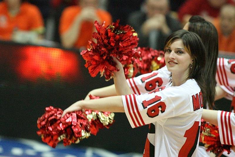 Z basketbalového okresního derby Mattoni NBL mezi Nymburkem a Poděbrady (94:66)