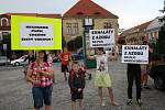 Demonstrace proti zinkovně AZOS na Zálabí.