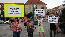 Demonstrace proti zinkovně AZOS na Zálabí.