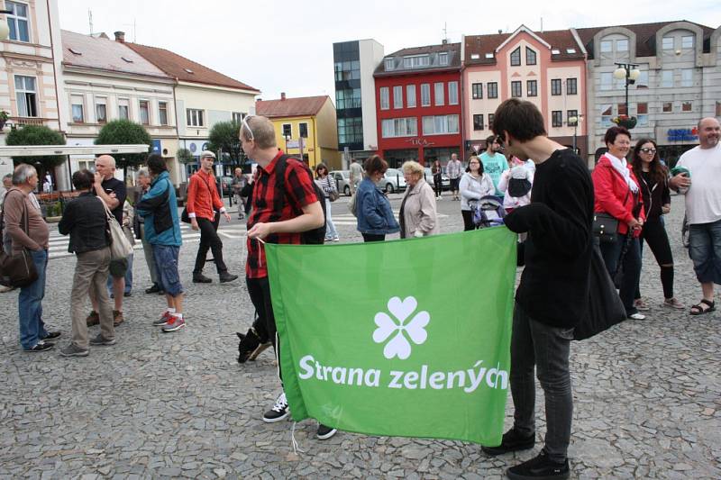 Již třetí demonstrace Nymburáků proti zinkovně AZOS CZ.