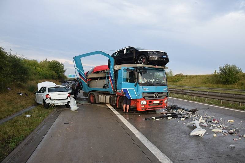 Nehoda dvou kamionů zablokovala u Jesenice Pražský okruh.