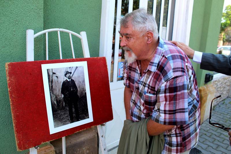 Z výstavy a odhalení pamětní desky malíři Josefu Štěrbovi na náměstí v Městci Králové.