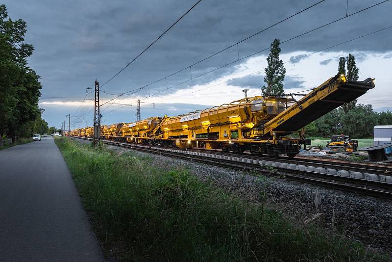 S modernizací železnice mezi Lysou nad Labem a Čelákovicemi pomáhá sanační stroj, který je úctyhodný svými rozměry a výkonností, ale i ekologický.