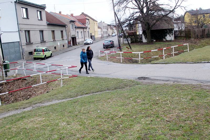 Původní mostek přes potok Liduška na kraji sídliště má nahradit nový železobetonový most. Foto: Deník/ Miroslav S. Jilemnický