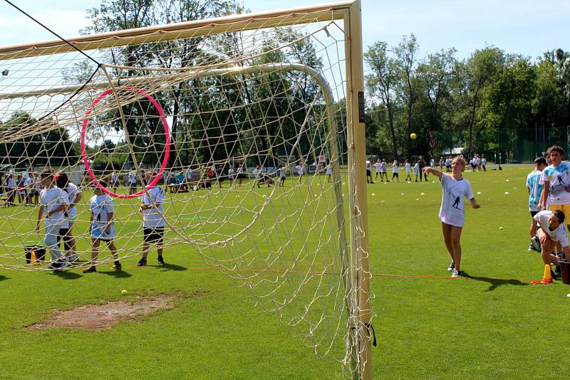 Sportovní týden pro nymburské děti připravili organizátoři na nymburském Vesláku. Ve středu dorazili šesťáci ze všech základních škol.