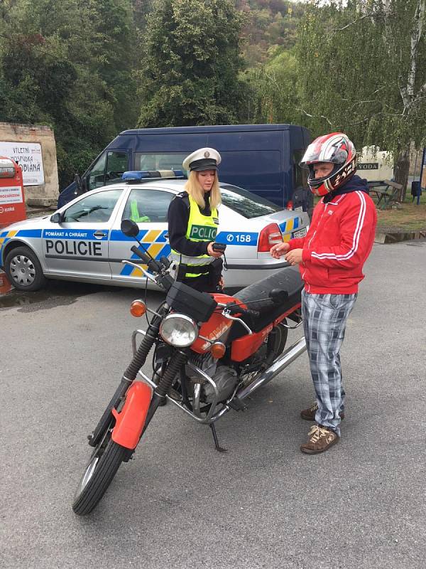 Policisté rozdávali retroreflexní kšandy motorkářům.