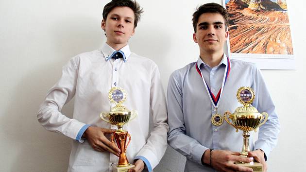 Úspěšní studenti Boris Kolář a Tomáš Lochman s trofejí ze soutěže Enersol.