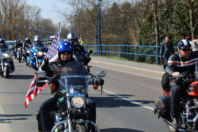 Zřejmě rekordní účast má letošní motorkářský sraz v Poděbradech, který každoročně na zahájení sezony pořádá Harley-Davidson Club Praha. Tentokrát se stroje nevešly na náměstí a kolonádu, takže pořadatelé je museli odklonit na náměstí T.G.M. a do všech při