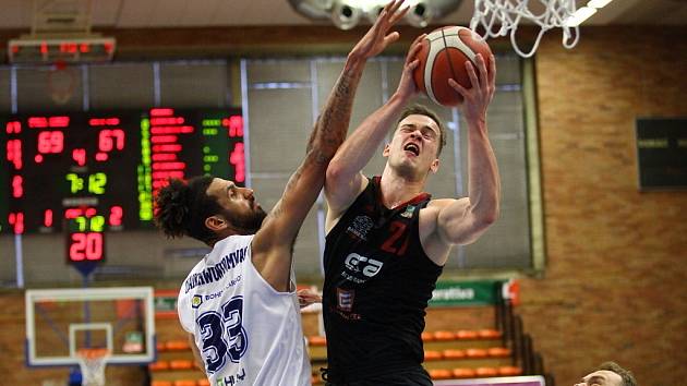 Z druhého basketbalového utkání play off NBL mezi Nymburkem a Děčínem