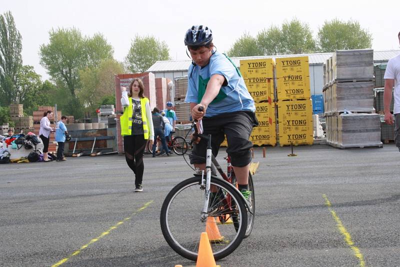 Cyklistická soutěž na dopravním hřišti v Nymburce.