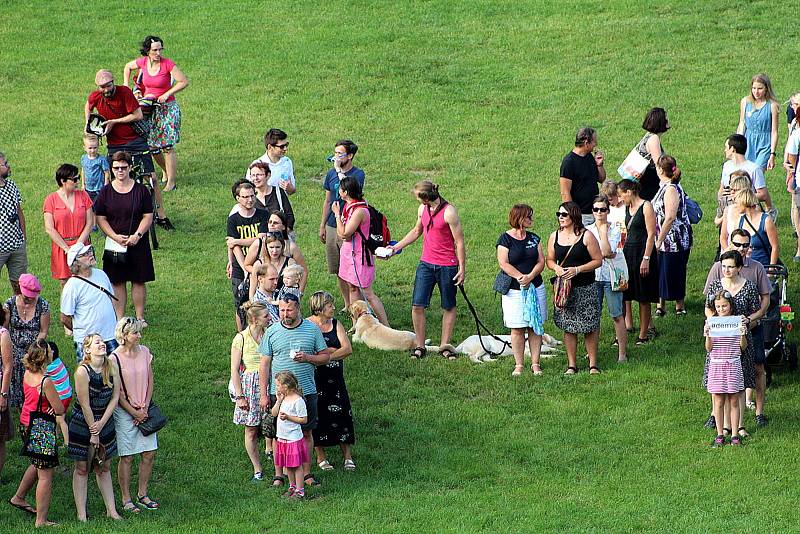 Happening se konal v parku pod nymburskými hradbami. Podpořil požadavek na demisi premiéra a ministryně spravedlnosti