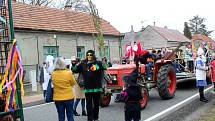 Masopustní průvod s kapelou procházel v sobotu obcí Straky.