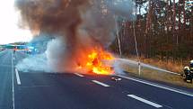 Na dálnici D11 poblíž Libice nad Cidlinou shořelo osobní auto.