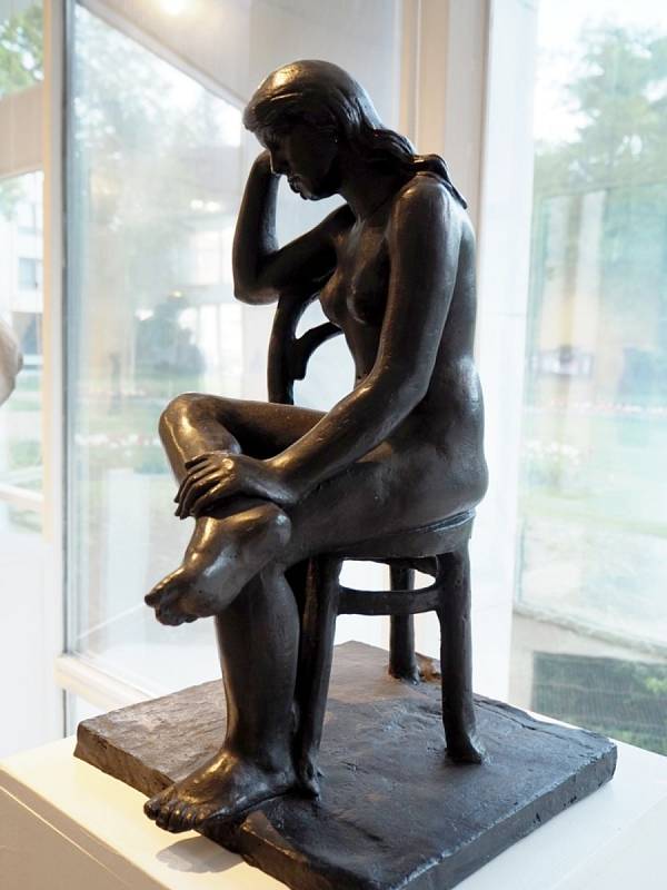 Z vernisáže výstavy sochaře Břetislava Bendy a jeho syna Milana v Galerii Ludvíka Kuby v Poděbradech.