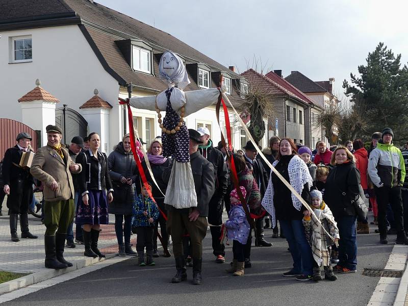 V Městysi Křinec přivítala jaro stovka občanů průvodem, který vynesl z obce zlou Smrtku Morenu – zimu.