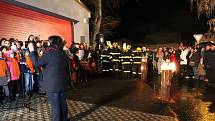 Opravenou a rozšířenou hasičskou zbrojnici za velké slávy otevřeli v pátek večer.