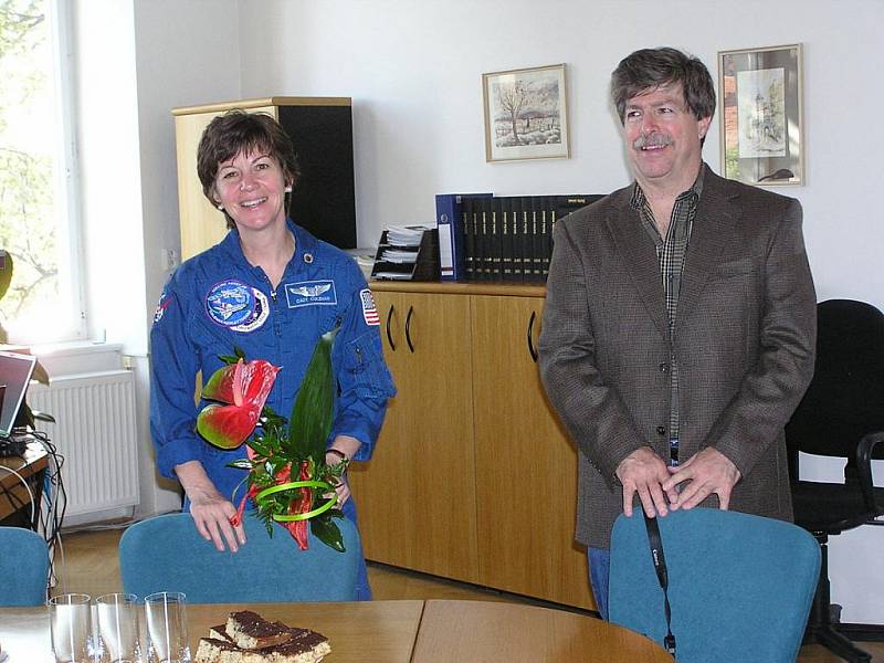 Americká astronautka s manželem strávila jeden den v Poděbradech. 