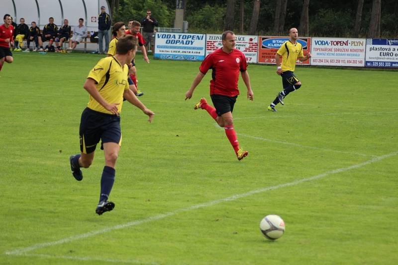 Z fotbalového utkání okresního přeboru Ostrá B - Pátek (2:2)