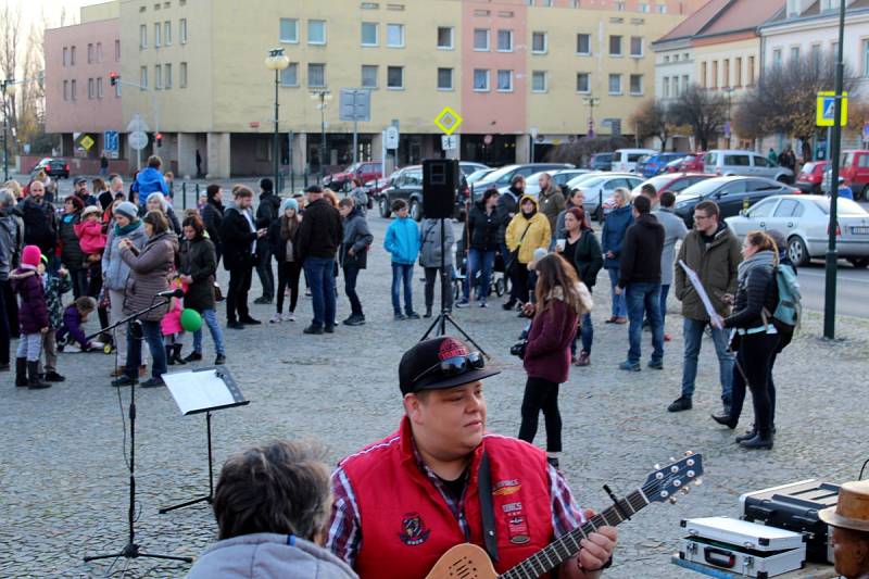 V Nymburce vyvrcholily oslavy 30. výročí Sametové revoluce v neděli odpoledne průvodem a shromážděním na náměstí.