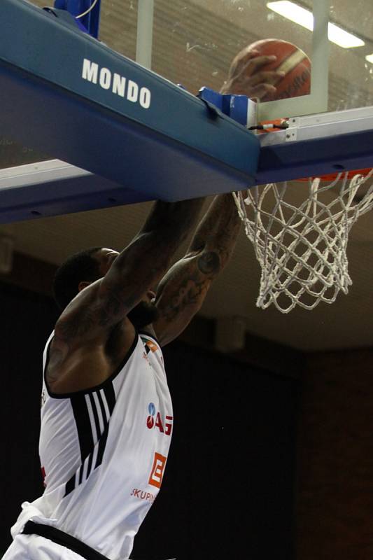 Basketbalisté Nymburka jasně vyhráli nad Hradcem Králové 100:71.