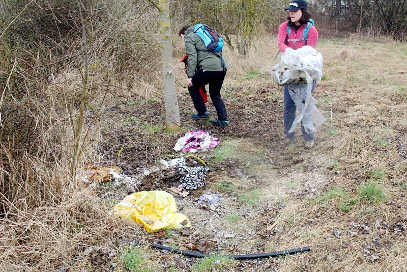 Tým kolem Radky Plačkové uklízel nedaleko Vesláku.