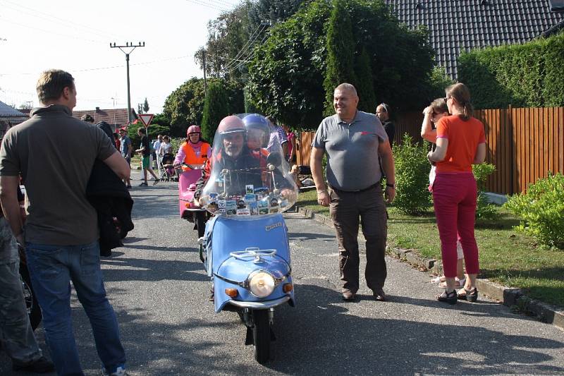 Slavnostní odhalení desky slavnému konstruktérovi Jaroslavu Františku Kochovi ve Mcelích.