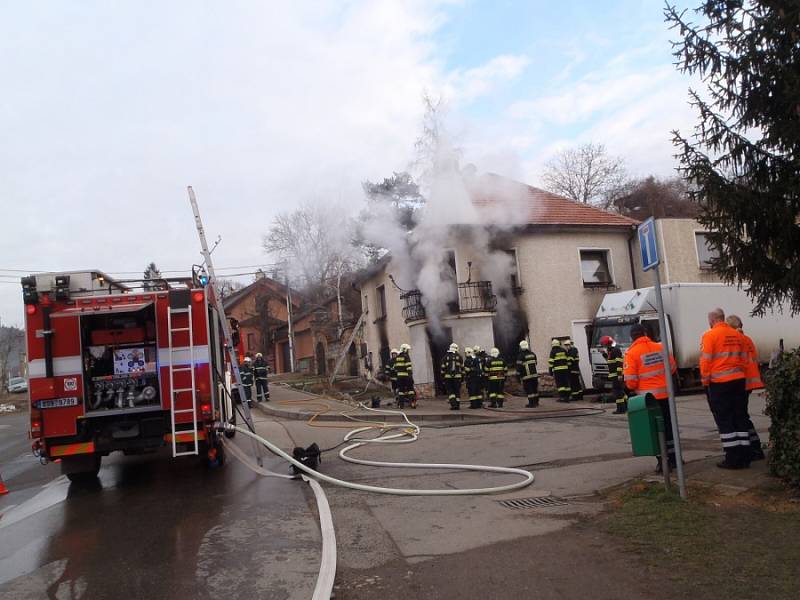 Požár domu v Loděnici.
