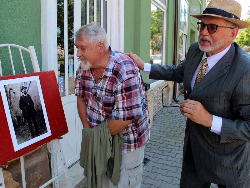 Z výstavy a odhalení pamětní desky malíři Josefu Štěrbovi na náměstí v Městci Králové.