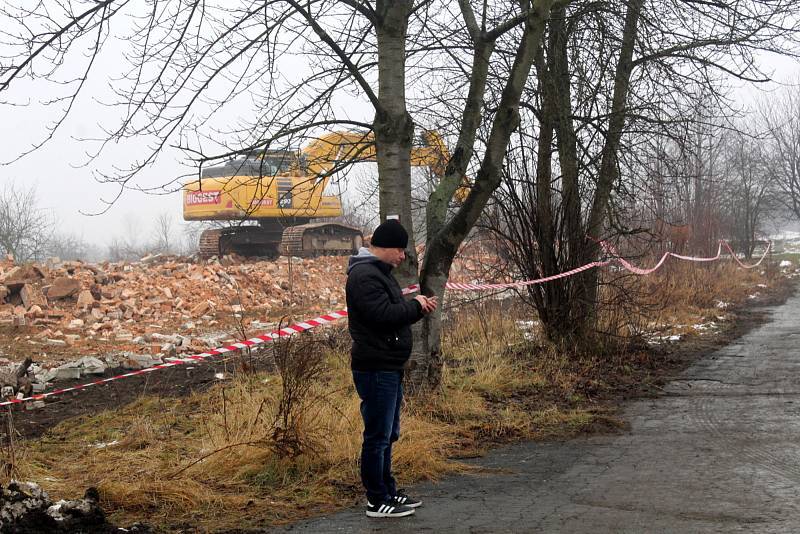 Demolice poslední ruiny armádního objektu v sousedství nejstarší části rezervace divokých koní v Milovicích.